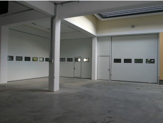 41 - Industrijska garažna vrata v notranjosti objekta.